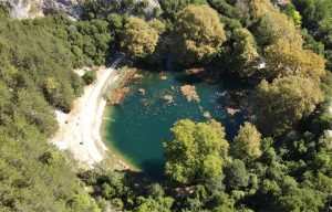 H παραμυθένια λίμνη που «κρύβεται» στο νομό Ιωαννίνων – News.gr